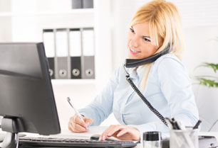 IT-Service Mitarbeiterin am Telefon callback.jpg