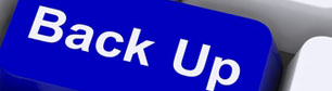 Schriftzug: Back up auf blauem Hintergrund leistungen-teaser-backups.jpg