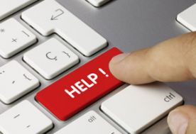 Jemand drückt einen roten Help-Button auf einer Tastatur computerproblems.jpg